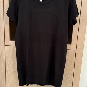 Lululemon Swiftly Tech Short-Sleeve
Hip Length Athletic T-Shirt 12